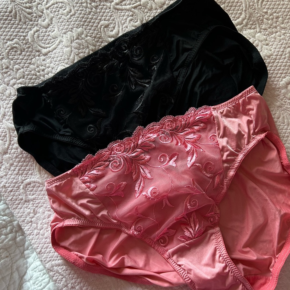 Soma Sensuous Lace high leg briefs, 6 black 1 pink.